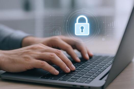 datos proteccion manos mecanografía en ordenador portátil con digital candado cubrir para la seguridad cibernética foto