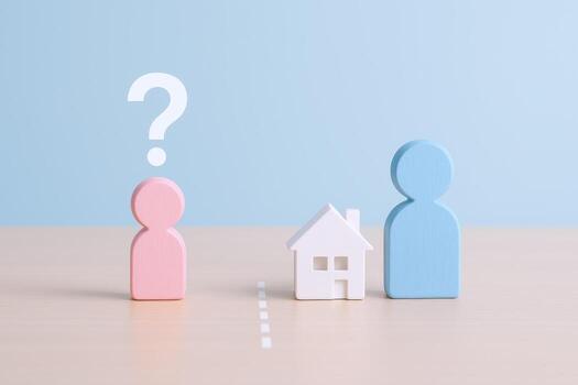 conceptual propiedad de la vivienda dilema dos cifras, un casa, y un pregunta marca en contra un azul antecedentes foto