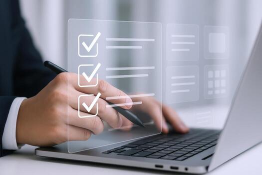 completando digital Lista de Verificación en ordenador portátil en línea encuesta, forma, o tarea administración concepto foto