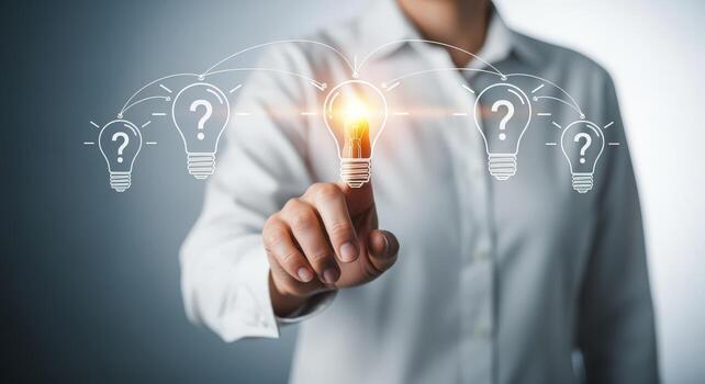 innovación y problema resolviendo concepto persona conmovedor brillante ligero bulbo con pregunta marcas foto