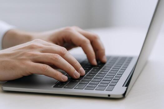 de cerca de manos mecanografía en un computadora portátil, exhibiendo productividad, tecnología, y moderno trabajo ambiente foto