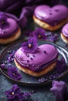 dulce corazón conformado rosquilla con púrpura vidriar y comestible flores foto