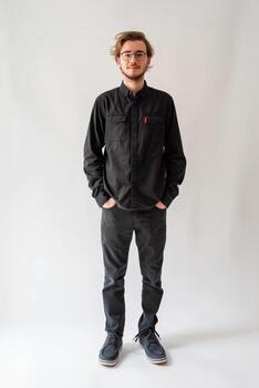 programador en pie y trabajando en tableta dispositivo foto