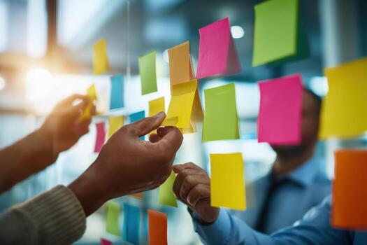 equipo lluvia de ideas sesión diverso grupo colaborando con pegajoso notas en vaso pared en moderno oficina foto