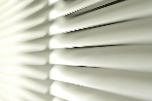 ligero filtración mediante ventana persianas crea un suave modelo en el habitación foto
