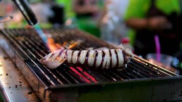 nyligen grillad bläckfisk frisättande en doftande ånga, skapande en visuellt lockande kulinariska scen på en varm tallrik video