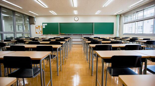 vacío salón de clases interior con escritorios y pizarra, Listo para estudiantes, representando educación y aprendizaje espacios foto