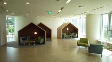 topp se av en eleganta modern bibliotek vardagsrum med öppen utrymmen, mysigt läsning hörn, och ljus belysning, glad minimalistisk estetisk video