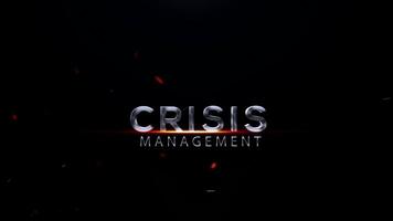 intense 3d texte effet pour crise la gestion dans métallique chrome, affiché plus de une sombre, enfumé toile de fond avec épars ardent braise et particules video