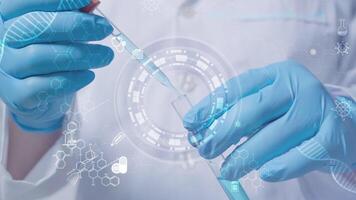 vicino su scienziato mano utilizzando pipetta per far cadere liquido in test tubo nel medico laboratorio, futuristico interfaccia con digitale dati icone che rappresentano biotecnologia, chimica, ricerca e innovazione. video