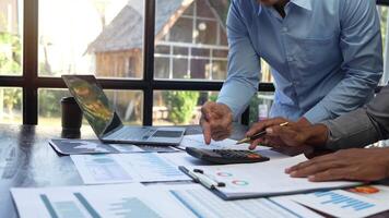 företag team samarbete diskuterar arbetssätt analyserar med finansiell data och marknadsföring tillväxt Rapportera Graf video