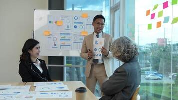 grupp av företag människor på möte tittar på presentation av rapporter i diagram och grafer på Diagram i kontor video