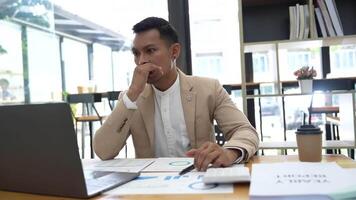 estressado o negócio homem sente frustrado de dados perda usando computador portátil às trabalhar. choque usar parece às computador tela lê mau notícias, tem inesperado conectados local na rede Internet problema sentado às escritório escrivaninha video