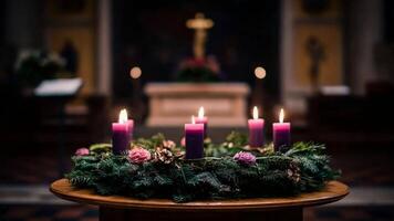 vier zündete Kerzen auf Advent Kranz im ein Kirche Einstellung. video