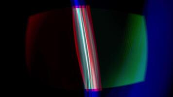 levendig abstractie Aan zwart achtergrond met dynamisch kleur stromen en vormen video