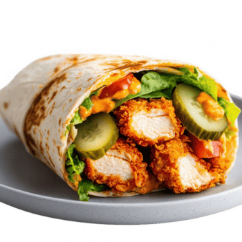 uma frango embrulho com picles e tomates em uma prato png