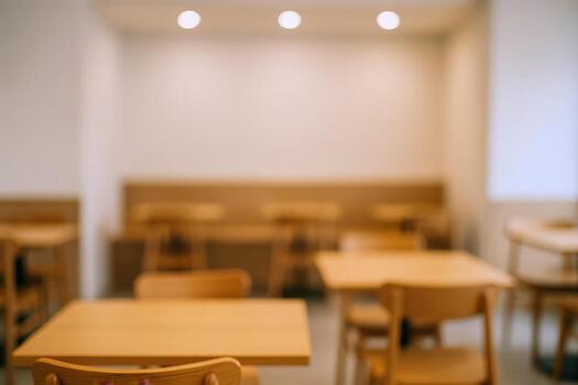 vacío mesas y sillas en un restaurante foto