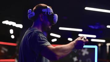 man intensivt spelar vr skytten i virtuell verklighet vardagsrum. fullt utrustad med headsetet och rörelse styrenheter för uppslukande bekämpa spel. video