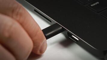 movimiento gráficos de usb-c cable inserción con animado datos corrientes visualizante alta velocidad digital transferir. moderno protocolo tecnología mostrado mediante dinámica binario partícula efectos video