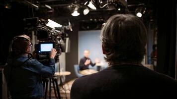 två individer i en media studio, fångande en dynamisk intervju uppstart, professionell inspelning miljö med fokuserade belysning, media produktion och sändningar tema video