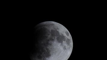 närbild se av de full måne i de natt himmel som visar detaljerad yta textur, kratrar, och lunar landskap. perfekt för astronomi, vetenskap, Plats, och himmelsk bakgrund begrepp. video