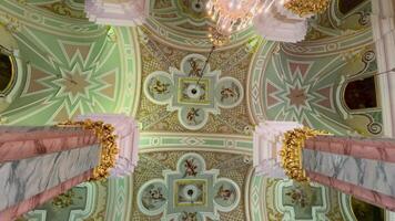 ornato soffitto con intricato modelli e un' grande Peter e Paolo fortezza lampadario. video