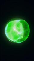 en grön lysande sfär med invecklad belysning mönster skapande en mystisk och hög energi visuell effekt video