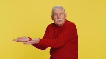 man höjning händer be Vad Varför anledning av fel, demonstrera misstro irritation förbi problem trendig social media jag Jag anti lifehacks förlöjligande människor vem komplicera enkel uppgifter för Nej anledning video