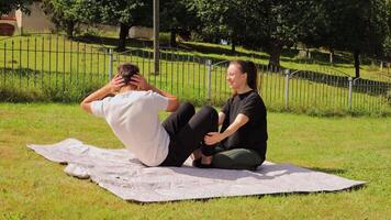 en par övningar i deras bakgård, njuter kvalitet tid medan utför olika kondition aktiviteter. de fokus på stödjande varje Övrig genom träningspass i en avslappnad miljö video