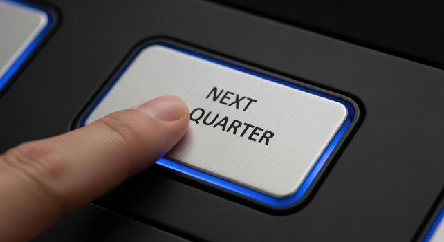 dedo prensado el siguiente trimestre botón en un teclado foto