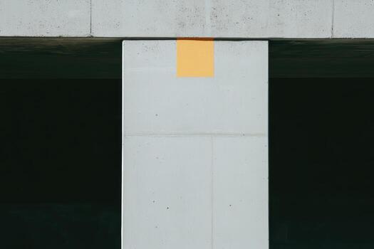 hormigón apoyo columna con naranja realce debajo moderno estructura foto