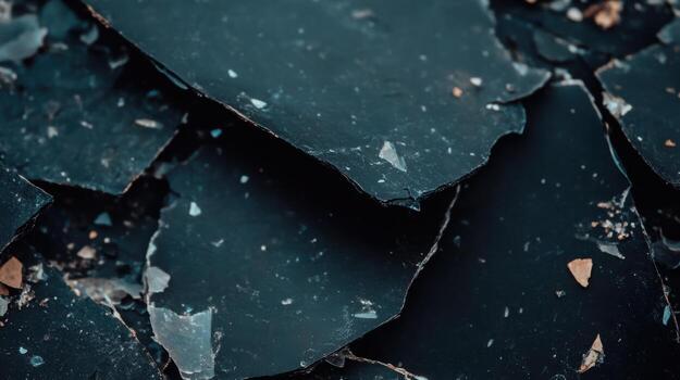 oscuro roto fragmentos de Roca dispersado en el superficie exhibiendo textura foto