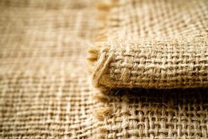 natural yute tela rollos exhibiendo textura y terroso tonos para artesanía foto