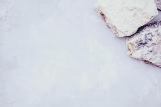 texturizado superficie con dispersado rocas en natural ligero durante luz horas foto