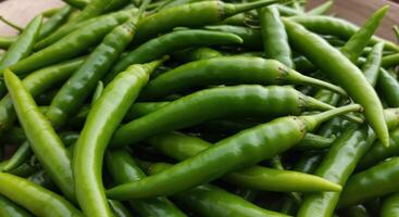 pila de verde chile pimientos Fresco Produce foto