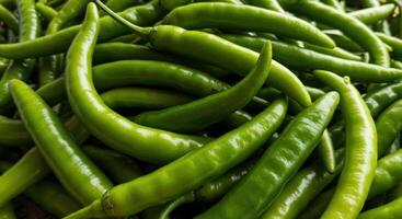pila de verde chile pimientos Fresco cosecha foto