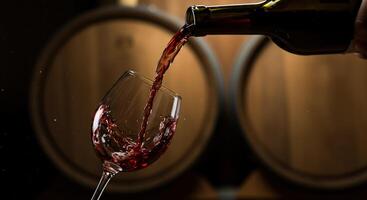 torrencial rojo vino en vaso con barriles todavía vida foto