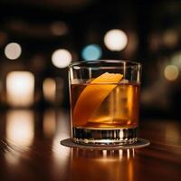 clásico antiguo pasado de moda cóctel con naranja pelar en un bar parte superior foto