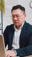 cansado asiático empresario sensación preocupado acerca de financiero problema estrés a hogar oficina lugar de trabajo. de edad mediana persona de libre dedicación corredor hombre frustrado pensando de dinero deuda presupuesto pérdida bancarrota. exceso de trabajo video