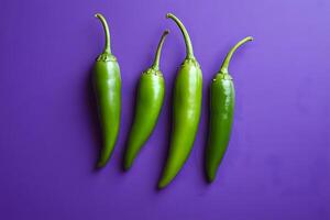 cuatro verde chile pimientos en púrpura antecedentes foto
