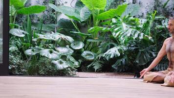 man praktiserande inversion i minimalistisk Plats med graciös fokus video