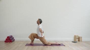 man praktiserande vridning utgör i modern studio med centrerad fokus video