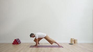 man praktiserande stretching framåt- i modern studio med grundad fokus video