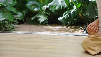 man praktiserande lotus placera i modern studio med centrerad fokus video