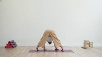 man praktiserande meditation utgör i modern studio med centrerad fokus video