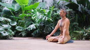 man praktiserande liggande på rygg vrida i modern studio med grundad fokus video