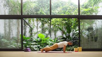 man praktiserande sittande utgör i minimalistisk Plats med fredlig fokus video