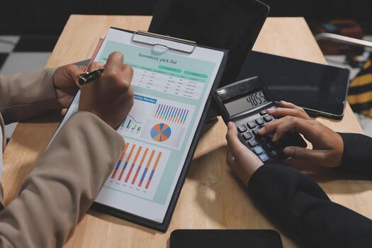 negocio personas utilizando un calculadora y un portapapeles a calcular el financiero datos foto