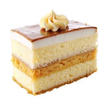 een plak van gelaagde taart met room topping en karamel glazuur Aan een zwart achtergrond in dichtbij omhoog visie met transparant achtergrond png