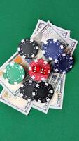 dado gioco craps nel casinò con patatine fritte, scommesse e rischio. craps gioco con tutti attributi come un' sfondo per il tuo design video